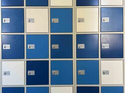 Blaue und weiße Schließfächer mit digitalen Tastenfeldern.