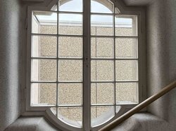 Fenster, Wände, Geländer und Treppen.