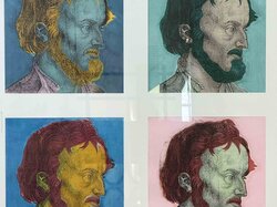 Vier quadratische Tafeln zeigen das Profilporträt eines Mannes mit unterschiedlichen Haar- und Bartfarben.