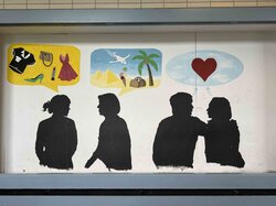 Die Silhouetten begegnen sich, wobei ein Paar von einem Tropenurlaub und ein anderes von Luxusartikeln träumt.