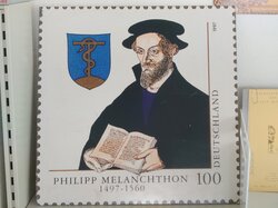 Philipp Melanchthon, 1497-1560, mit einem Buch in der Hand und einem Wappen neben ihm, auf einer deutschen Briefmarke.