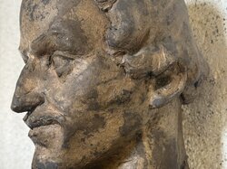Eine verwitterte Büstenskulptur.