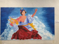 Eine Frau mit Leier und Pinsel, gekleidet in fließende Gewänder, steht vor einem blauen Himmel mit Wolken.