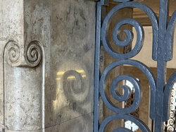 Details aus Stein und Schmiedeeisen.