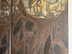 Figuren und ein Pferd unter einer gelben Sonne.