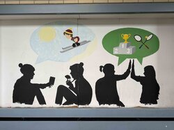 Silhouettierte Figuren gehen verschiedenen Tätigkeiten nach, darunter Lesen, Essen und Sport.